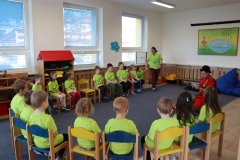 Žabičky se baví s balónkovým klaunem